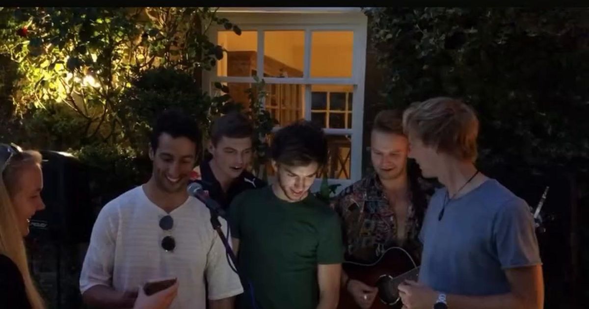 E agora algo verdadeiramente incrível: Verstappen, Ricciardo e Gasly a cantar... Spice Girls!