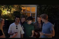 E agora algo verdadeiramente incrível: Verstappen, Ricciardo e Gasly a cantar... Spice Girls!