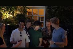 E agora algo verdadeiramente incrível: Verstappen, Ricciardo e Gasly a cantar... Spice Girls!