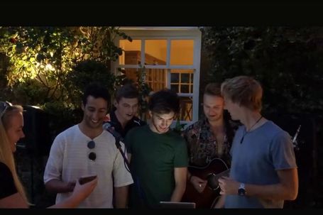 E agora algo verdadeiramente incrível: Verstappen, Ricciardo e Gasly a cantar... Spice Girls!