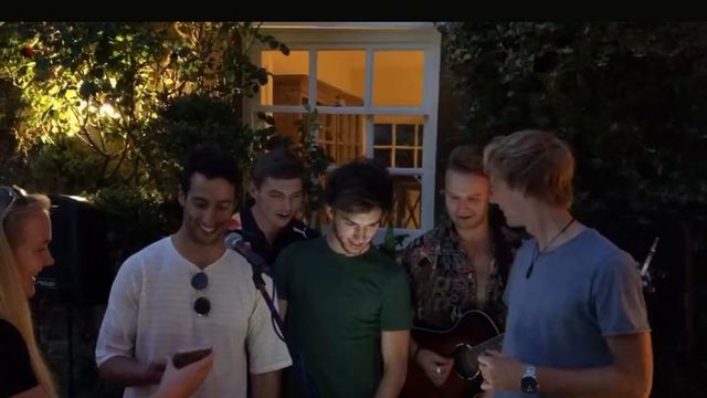 E agora algo verdadeiramente incrível: Verstappen, Ricciardo e Gasly a cantar... Spice Girls!