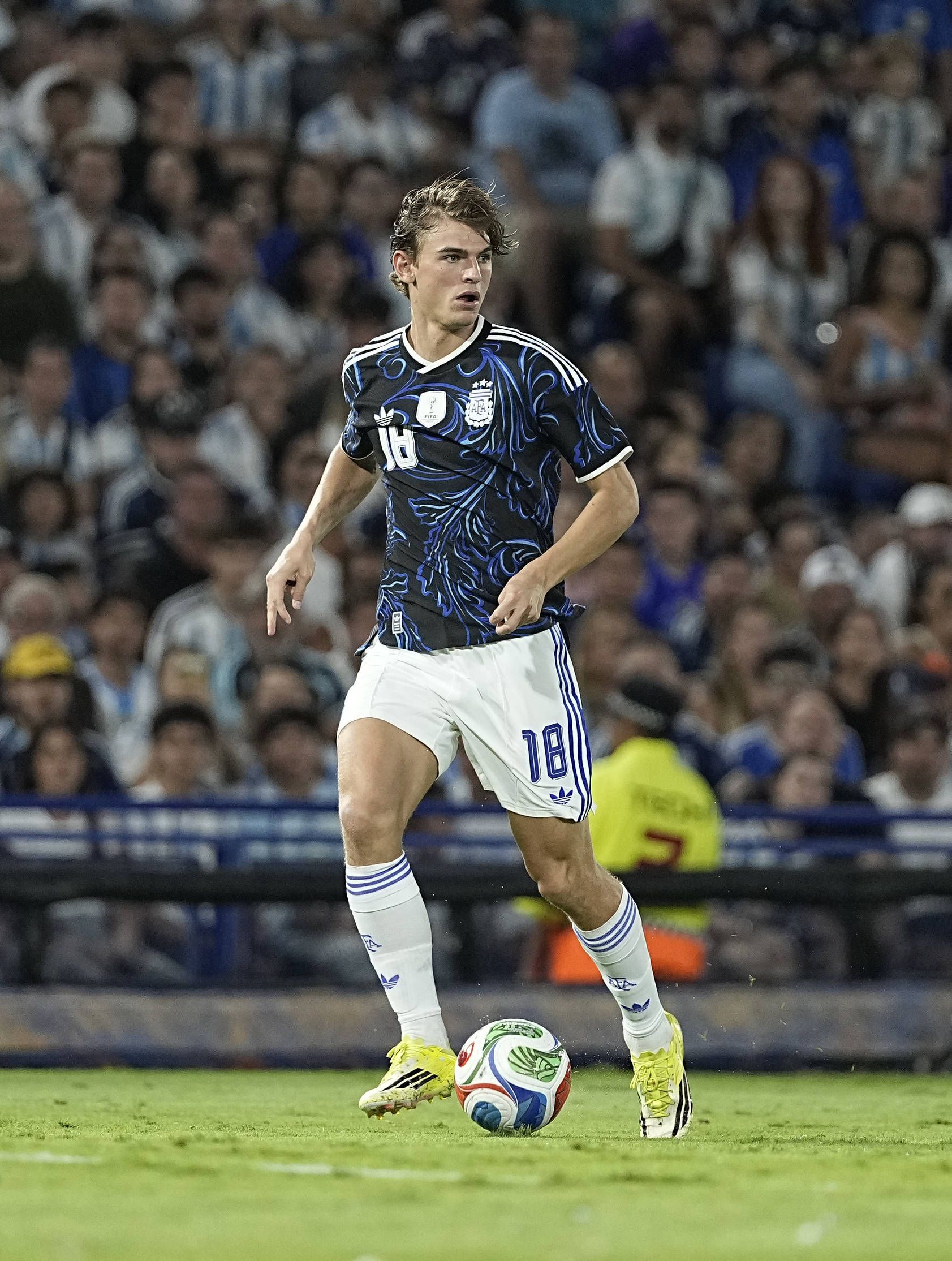 Nico Paz (Argentina), médio de 21 anos do Como - Foto: IMAGO