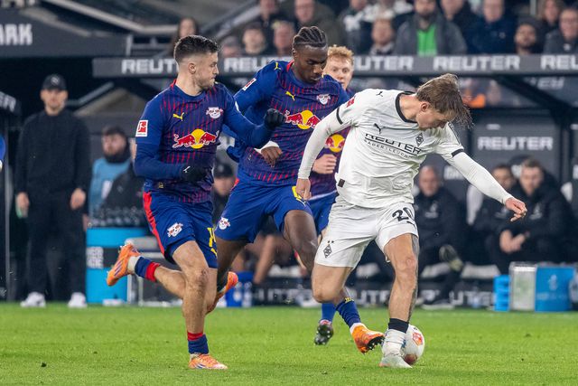 Sem cerveja nem salsicha: adeptos do Gladbach protestam Leipzig... 'em jejum'