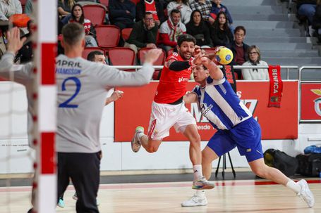 Benfica e FC Porto empataram (29-29) há um mês, na 22.ª jornada da fase regular. Foto Benfica