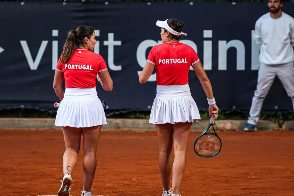 As irmãs Francisca e Matilde Jorge no Jamor durante a Billie Jean King Cup.  Foto Miguel Reis/FPT