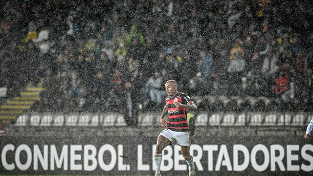 Jogadores do Flamengo 'apertados' por adeptos e ex-Benfica foi dos mais contestados
