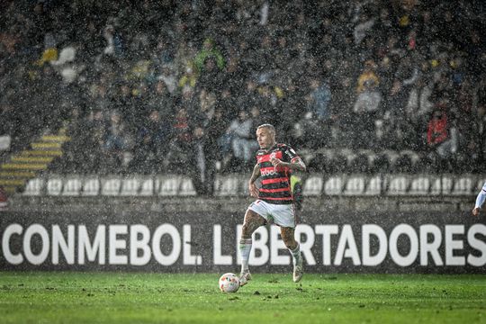 Jogadores do Flamengo 'apertados' por adeptos e ex-Benfica foi dos mais contestados
