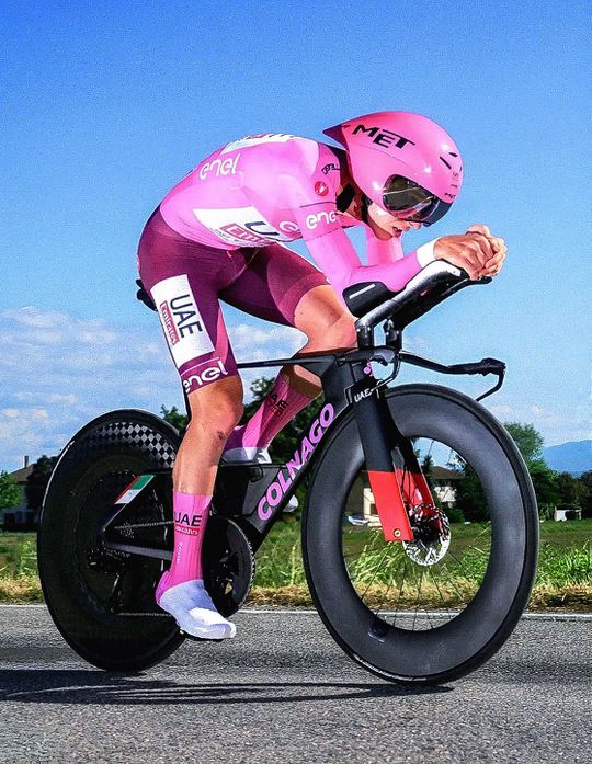 Tadej Pogacar voa baixo no contrarrelógio do Giro