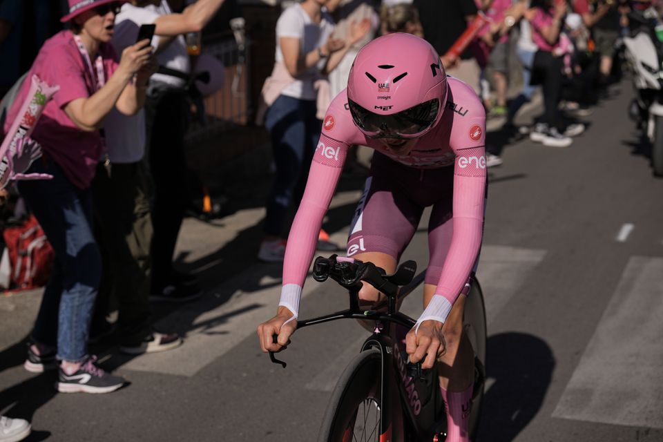 Tadej Pogacar voa baixo no contrarrelógio do Giro