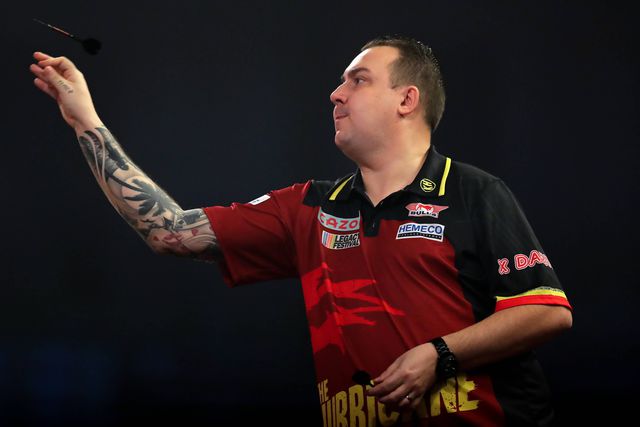 Jogador de dardos com ombro partido após ataque de 'hooligans'