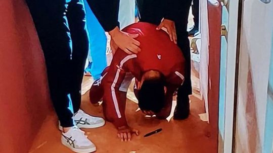 Djokovic atingido com garrafa na cabeça após vitória em Roma