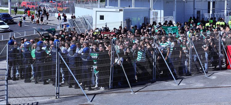 As imagens da entrada dos adeptos do Sporting na Luz (foto: Grafislab)