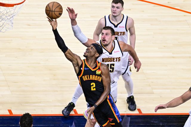 Shai Gilgeous-Alexander lança frente a Nikola Jokic no Oklahoma City Thunder -Denver Nuggets
