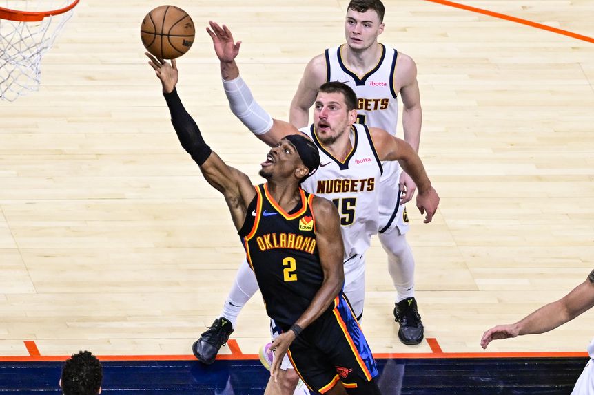 Shai Gilgeous-Alexander lança frente a Nikola Jokic no Oklahoma City Thunder -Denver Nuggets