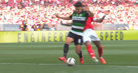 VÍDEO: Sporting ficou a pedir penálti de Otamendi neste lance