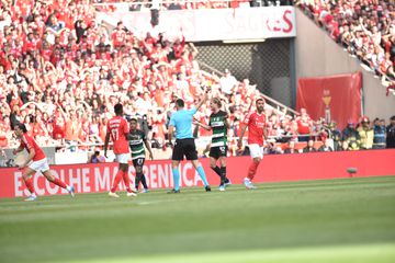 Benfica-Sporting: ânimos exaltados, adepto invade relvado e Esgaio expulso (vídeo)