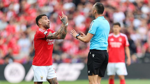 Otamendi protesta junto de João Pinheiro. Foto Miguel Nunes