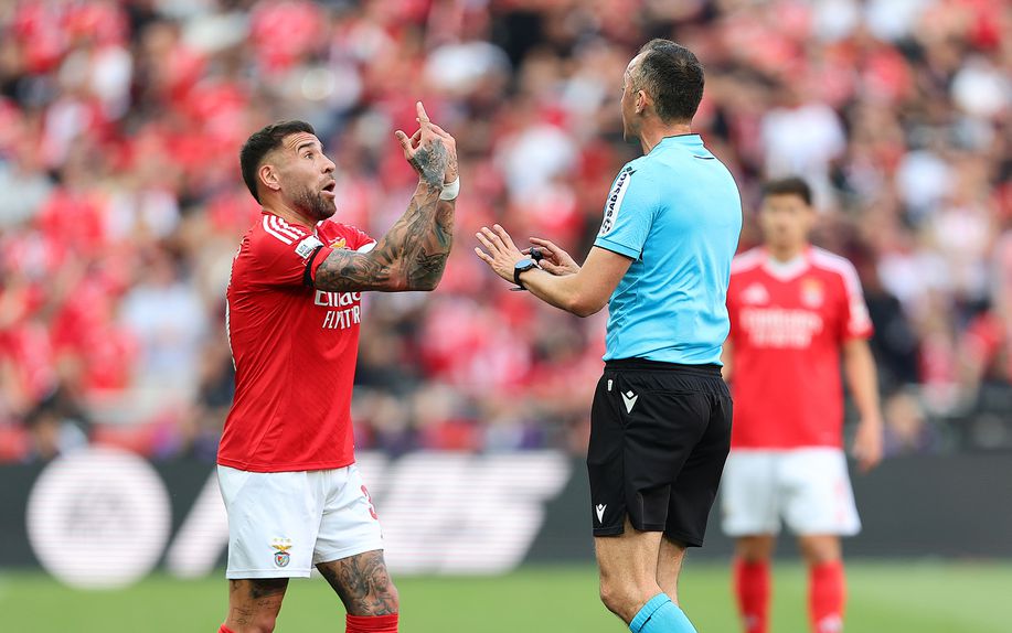 Otamendi protesta junto de João Pinheiro. Foto Miguel Nunes