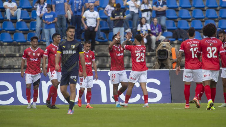 Santa Clara 2-1 Famalicão: açorianos colocam pressão em Guimarães