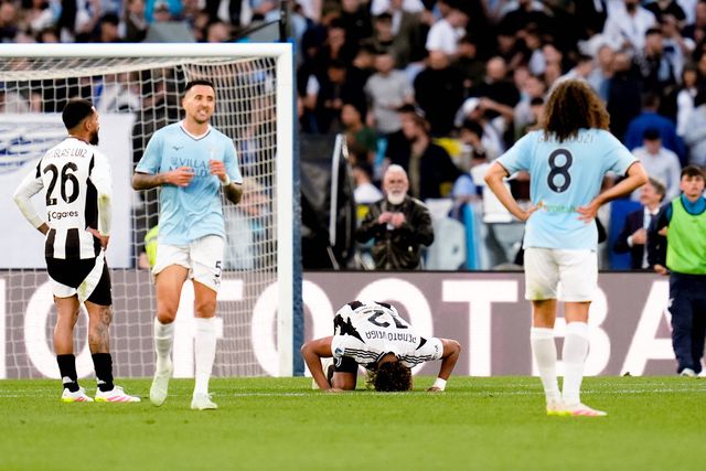 Renato Veiga desolado, no chão, no jogo entre a Juventus e a Lazio