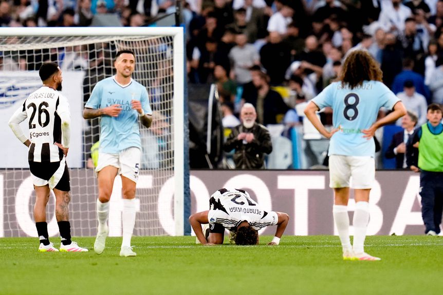 Renato Veiga desolado, no chão, no jogo entre a Juventus e a Lazio