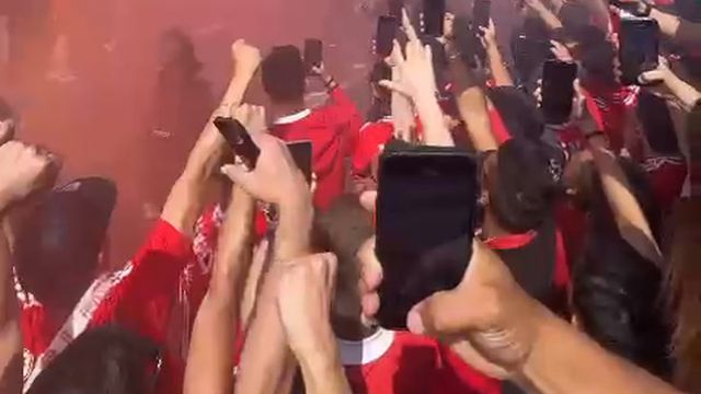 Euforia na chegada do Benfica à Luz