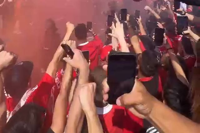 Euforia na chegada do Benfica à Luz