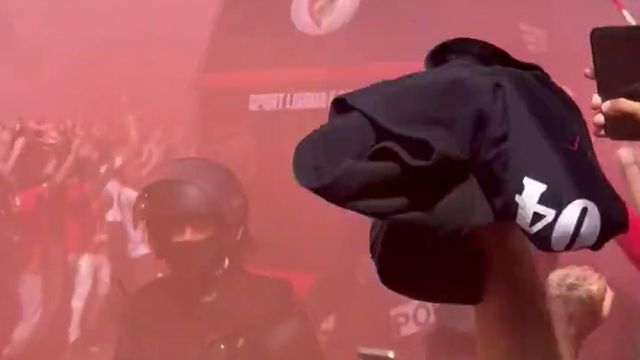 Autocarro do Benfica engolido por milhares de adeptos