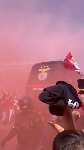 Autocarro do Benfica engolido por milhares de adeptos