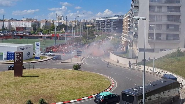 Grande ambiente na Luz, já à espera da equipa