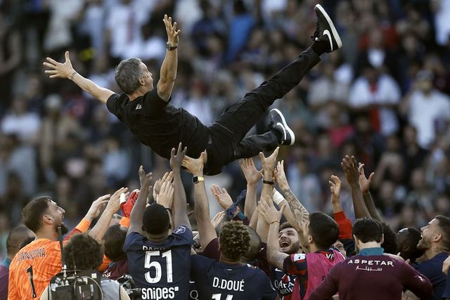 Luis Enrique lançado ao ar pelos jogadores após a conquista do campeonato francês