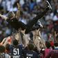 Luis Enrique lançado ao ar pelos jogadores após a conquista do campeonato francês