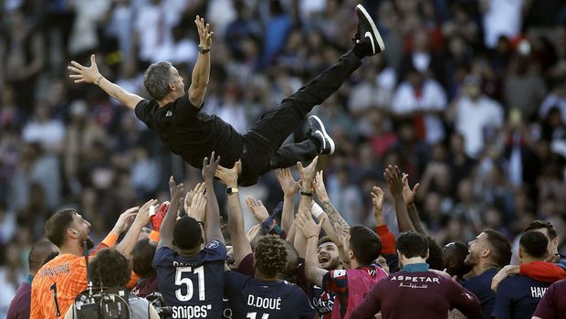 Luis Enrique lançado ao ar pelos jogadores após a conquista do campeonato francês