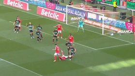 VÍDEO: Otamendi cai na área e fica a pedir penálti