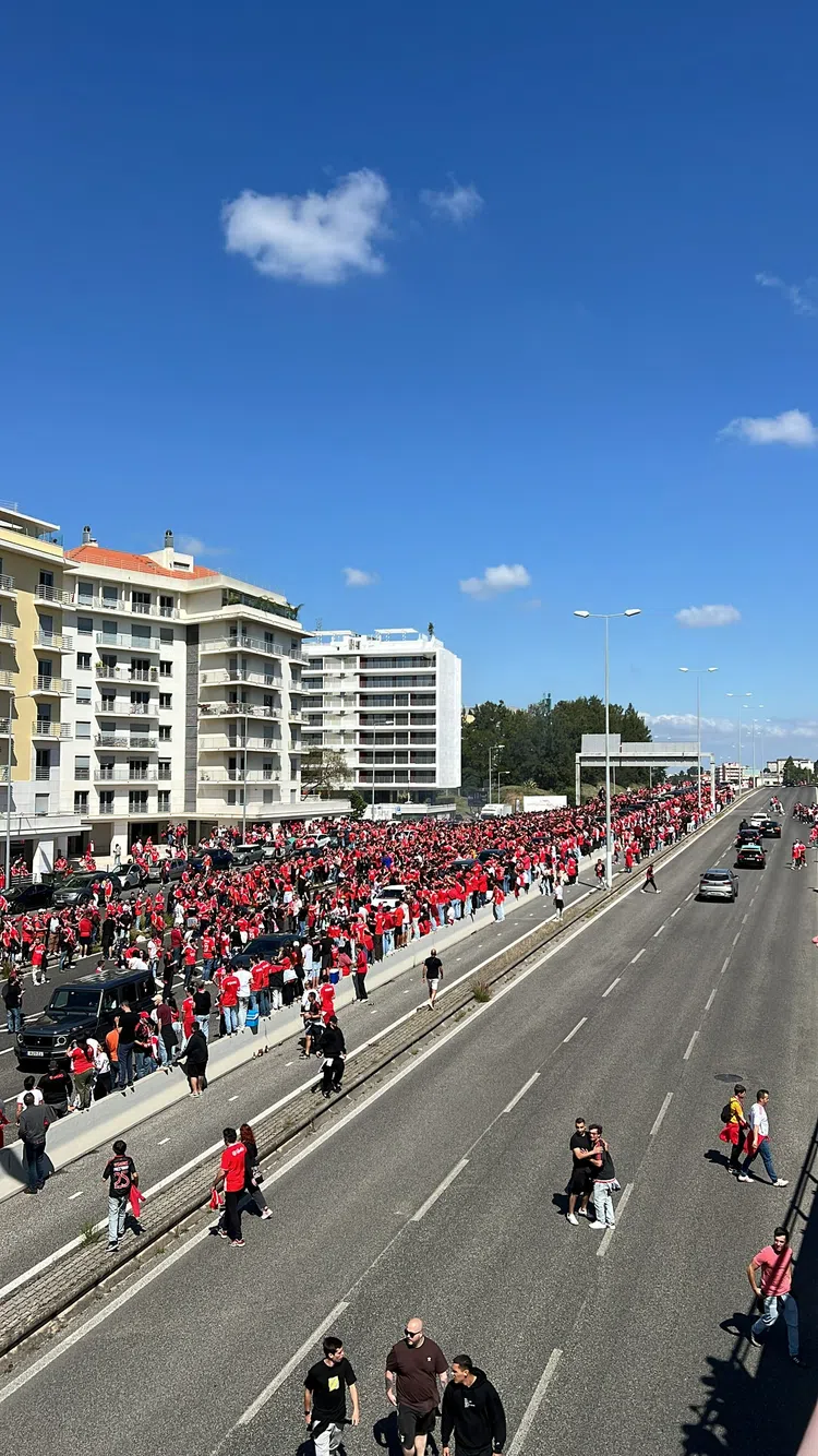 A Avenida Lusíada está repleta de benfiquistas para receber o autocarro
