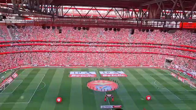Estádio da Luz 'a arder': a entrada das equipas para o dérbi do século