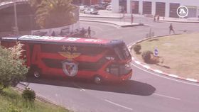 Autocarro do Benfica recebido em apoteose na Luz