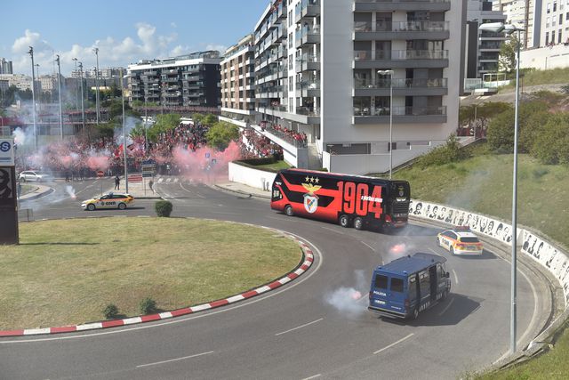 Autocarro do Benfica recebido em apoteose na Luz (foto: Miguel Nunes)
