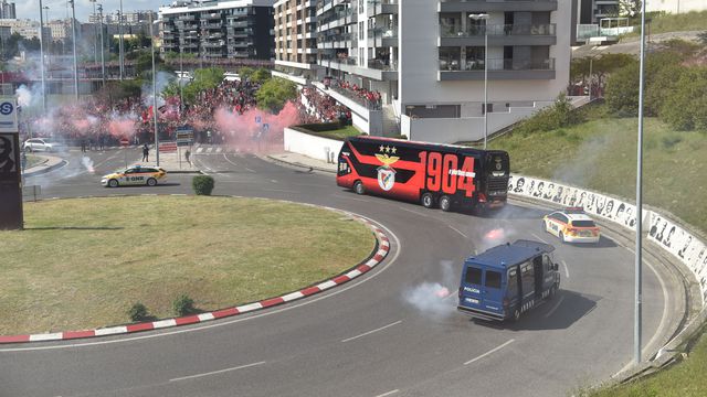 Autocarro do Benfica recebido em apoteose na Luz (foto: Miguel Nunes)