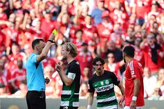 Hjulmand vê cartão amarelo no Benfica-Sporting (foto: Grafislab)