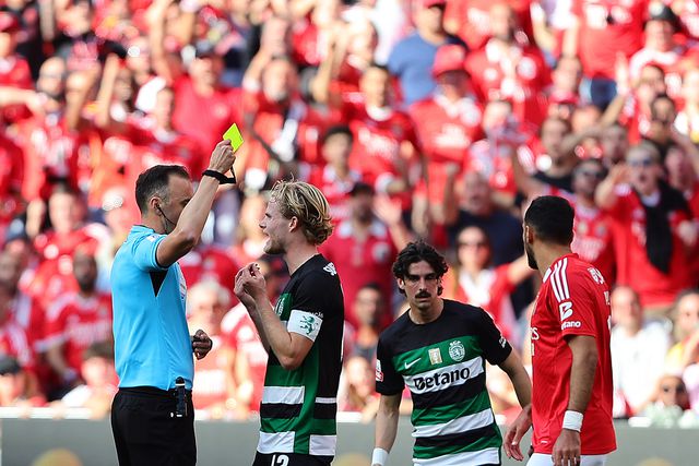 Hjulmand vê cartão amarelo no Benfica-Sporting (foto: Grafislab)