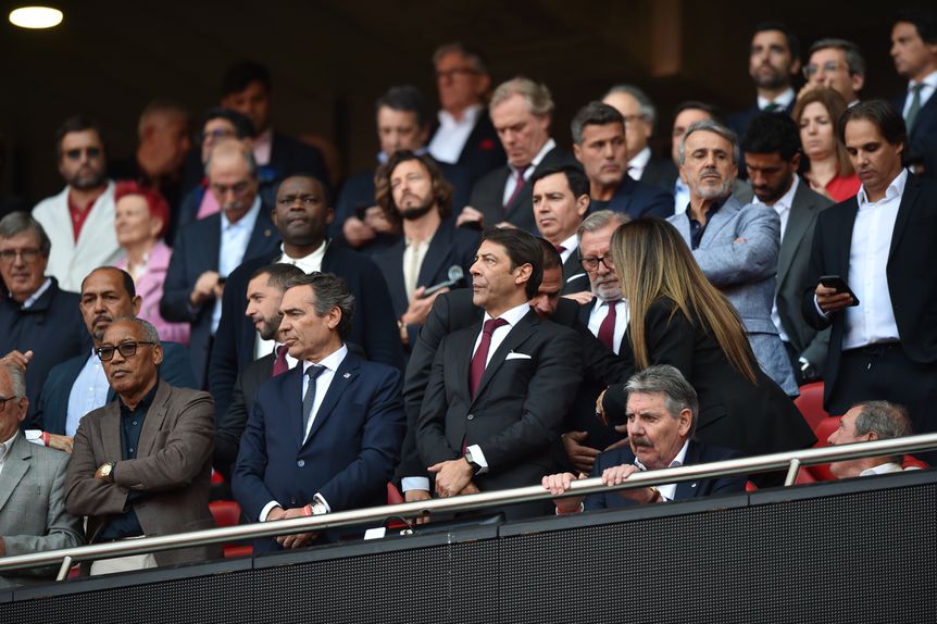 Rui Costa sem Frederico Varandas ao lado, no Benfica-Sporting. Líder das águias acompanhado por Reinaldo Teixeira, presidente da Liga (foto: Miguel Nunes)