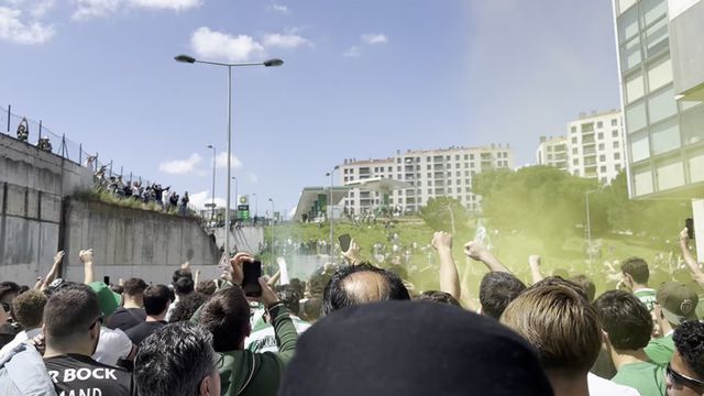 Cortejo de adeptos do Sporting parte para a Luz