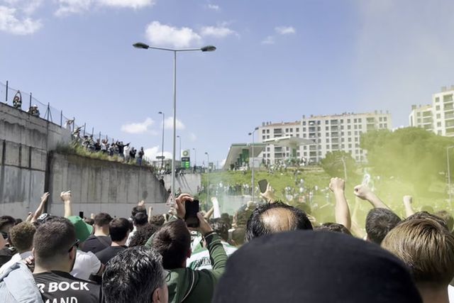 Cortejo de adeptos do Sporting parte para a Luz