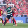 Gyokeres em luta com Otamendi no Benfica-Sporting (Grafislab)