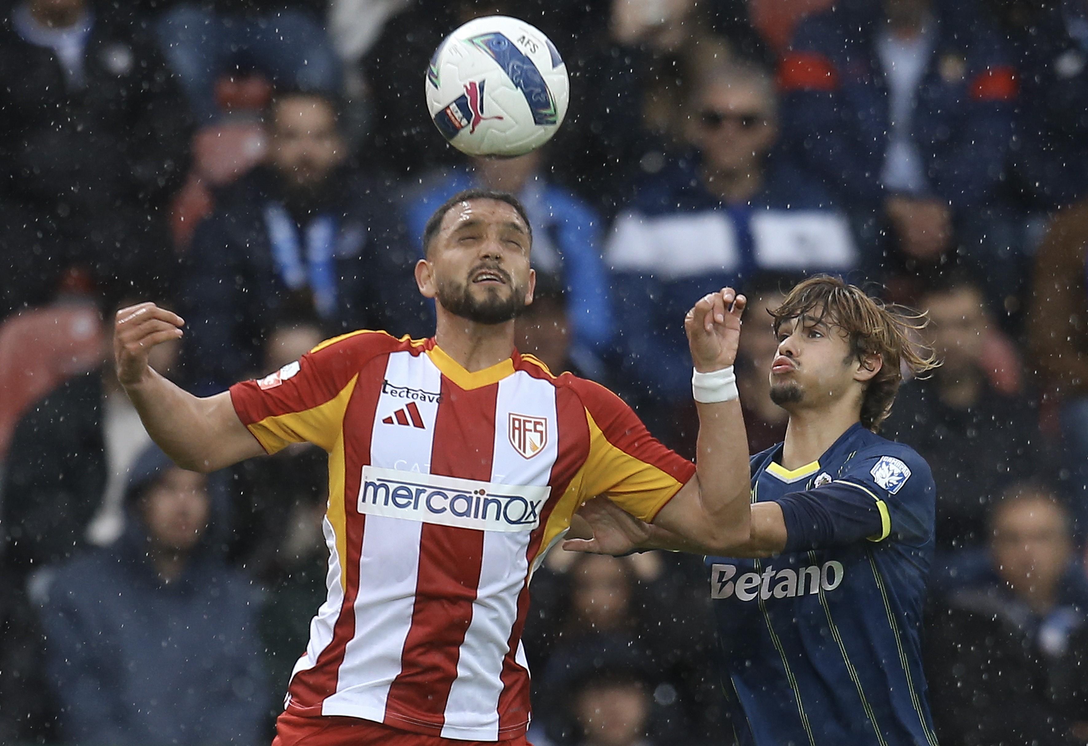 Diego Duarte domina a bola perante Rodrigo Mora - Foto: MANUEL FERNANDO ARAUJO/LUSA