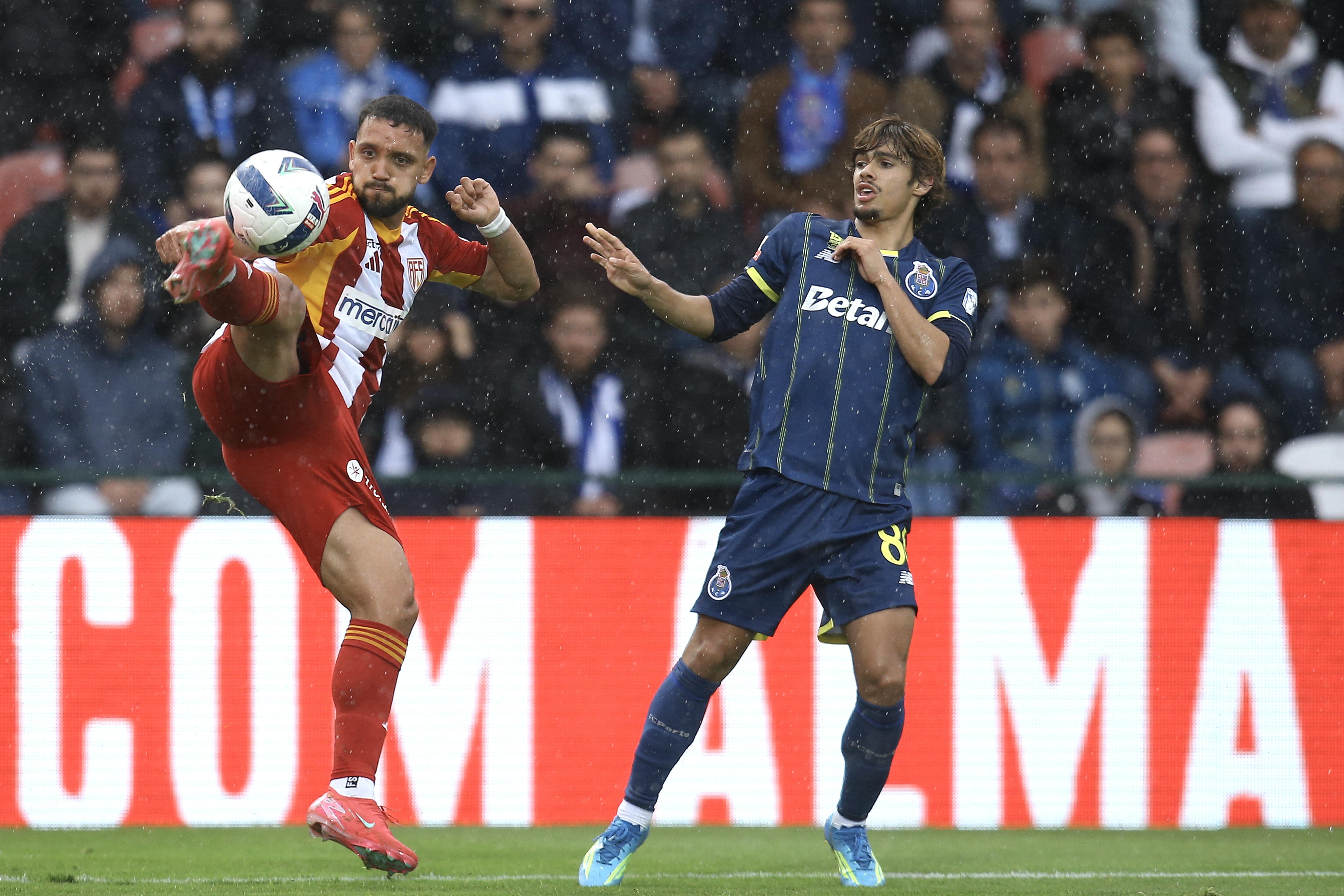 Diego Duarte domina a bola perante Rodrigo Mora - Foto: MANUEL FERNANDO ARAUJO/LUSA