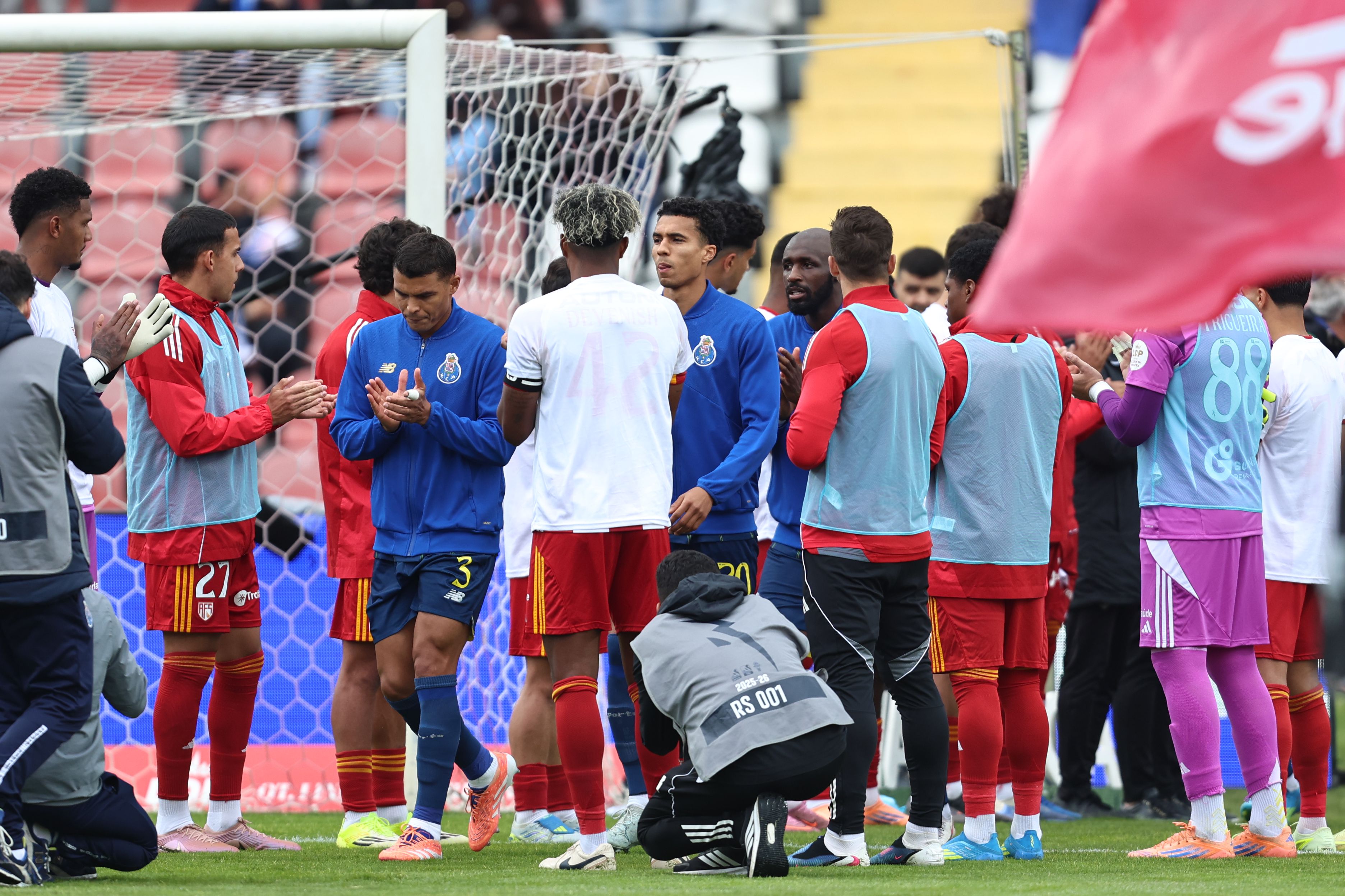 A equipa do Aves SAD fez guarda de honra ao FC Porto, campeão nacional - Foto: Liga Portugal