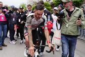Adam Yates chegou ao fim da segunda etapa do Giro coberto de sangue e terra, após queda