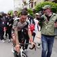 Adam Yates chegou ao fim da segunda etapa do Giro coberto de sangue e terra, após queda